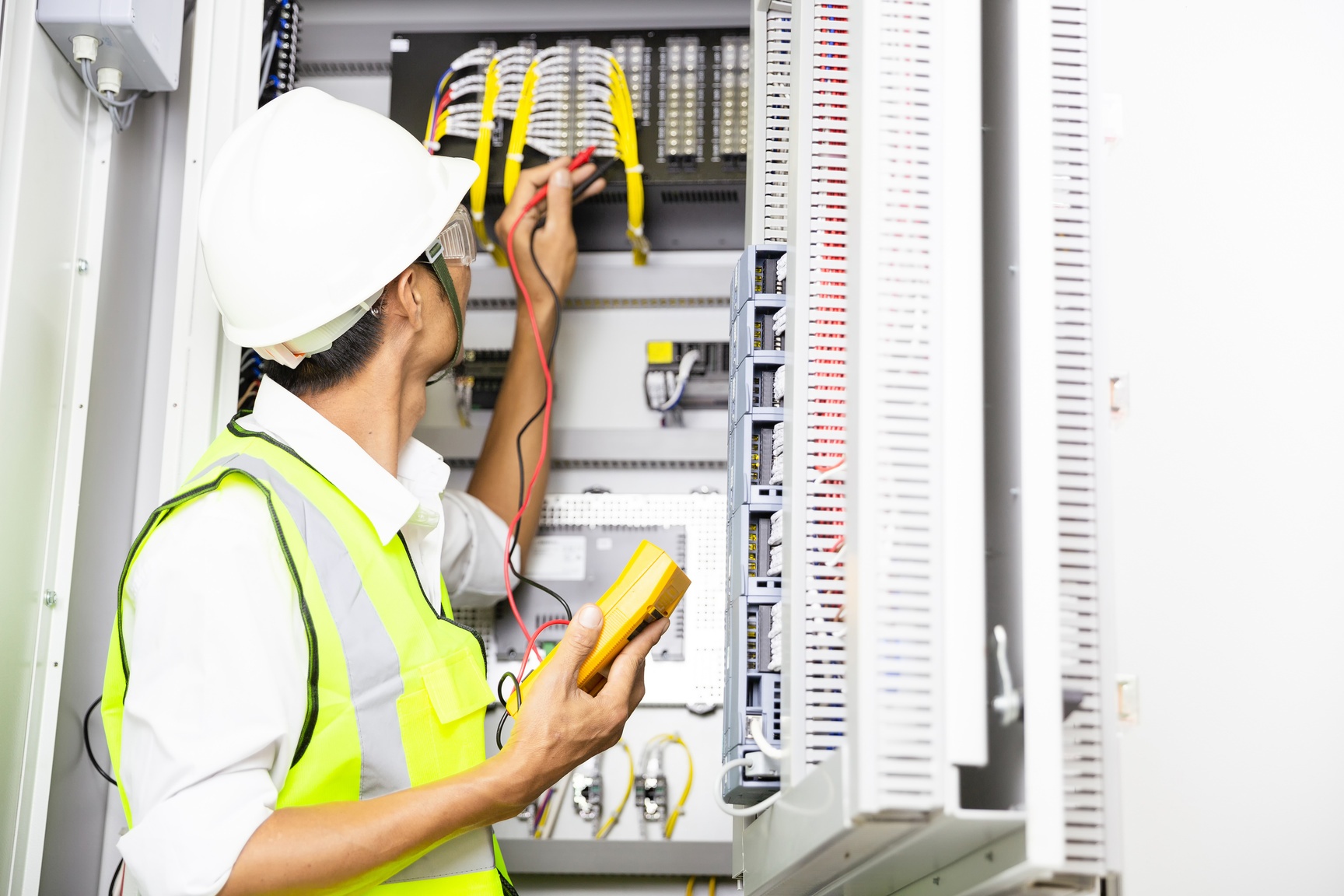 Instalações elétricas e de rede em ambiente corporativo