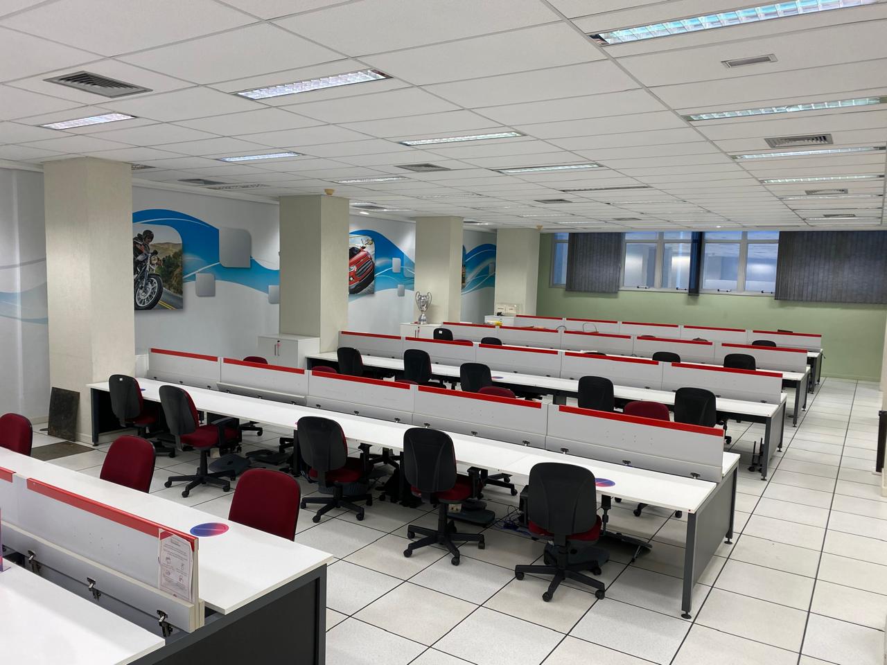 Reforma de piso e pintura em escritório corporativo